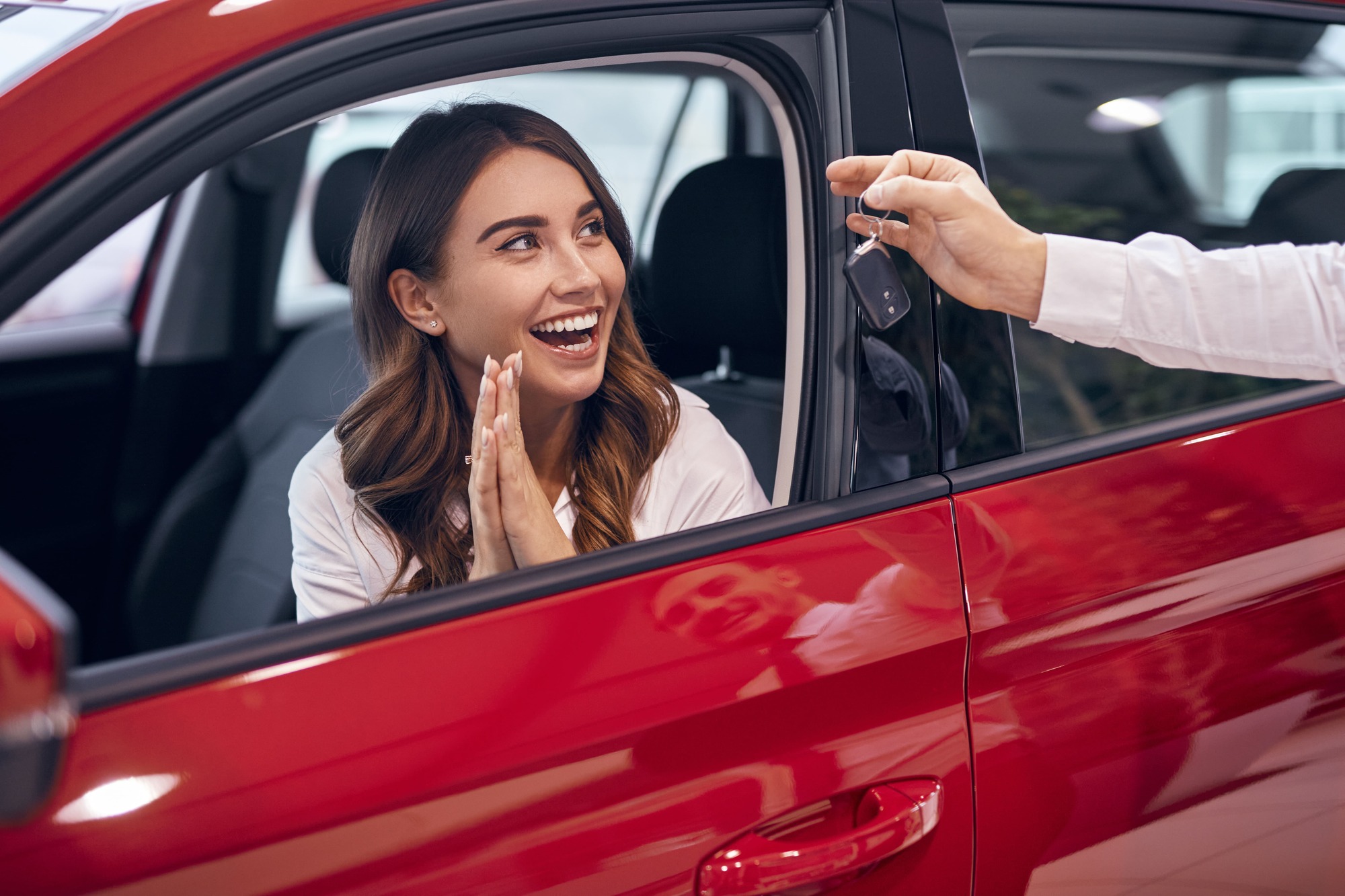 chico y chica dentro de un coche